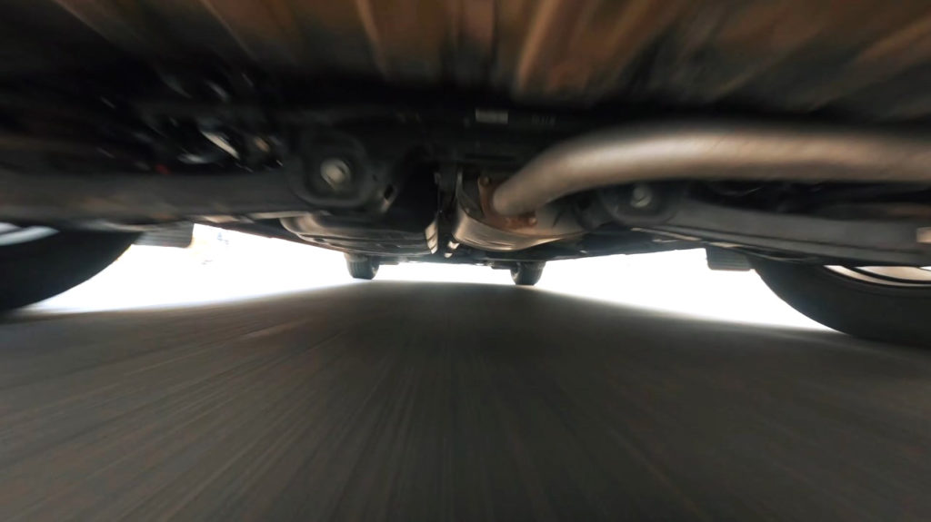 drone fpv sous une voiture