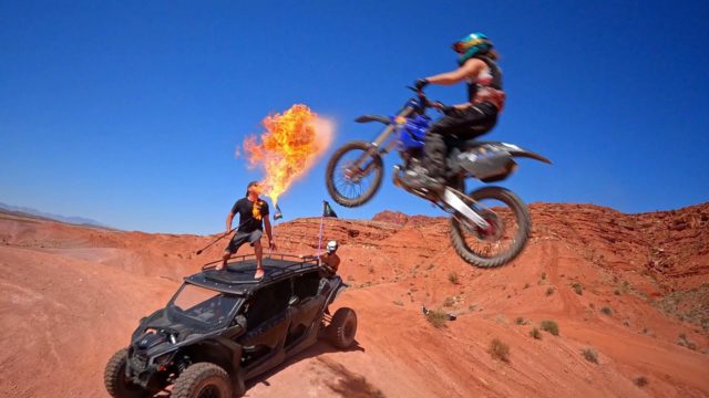 drone vs moto vs flammes