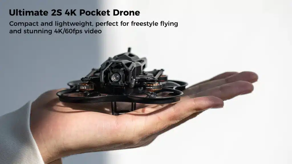 drone fpv qui tient dans la main