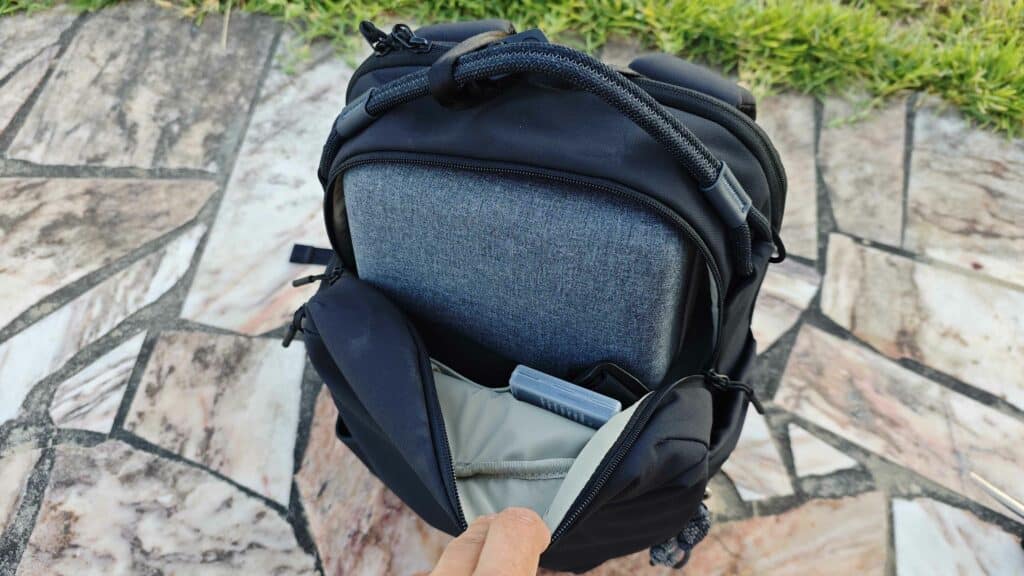 PGYTECH OneGo Lite radiocommande sur le top